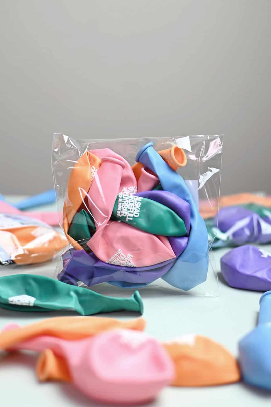 Ballonger i blått, rosa, lila, orange och jade