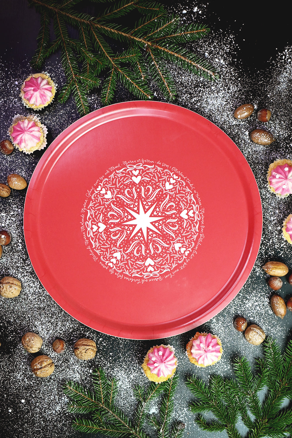 Julig bricka: Gläns över sjö och strand