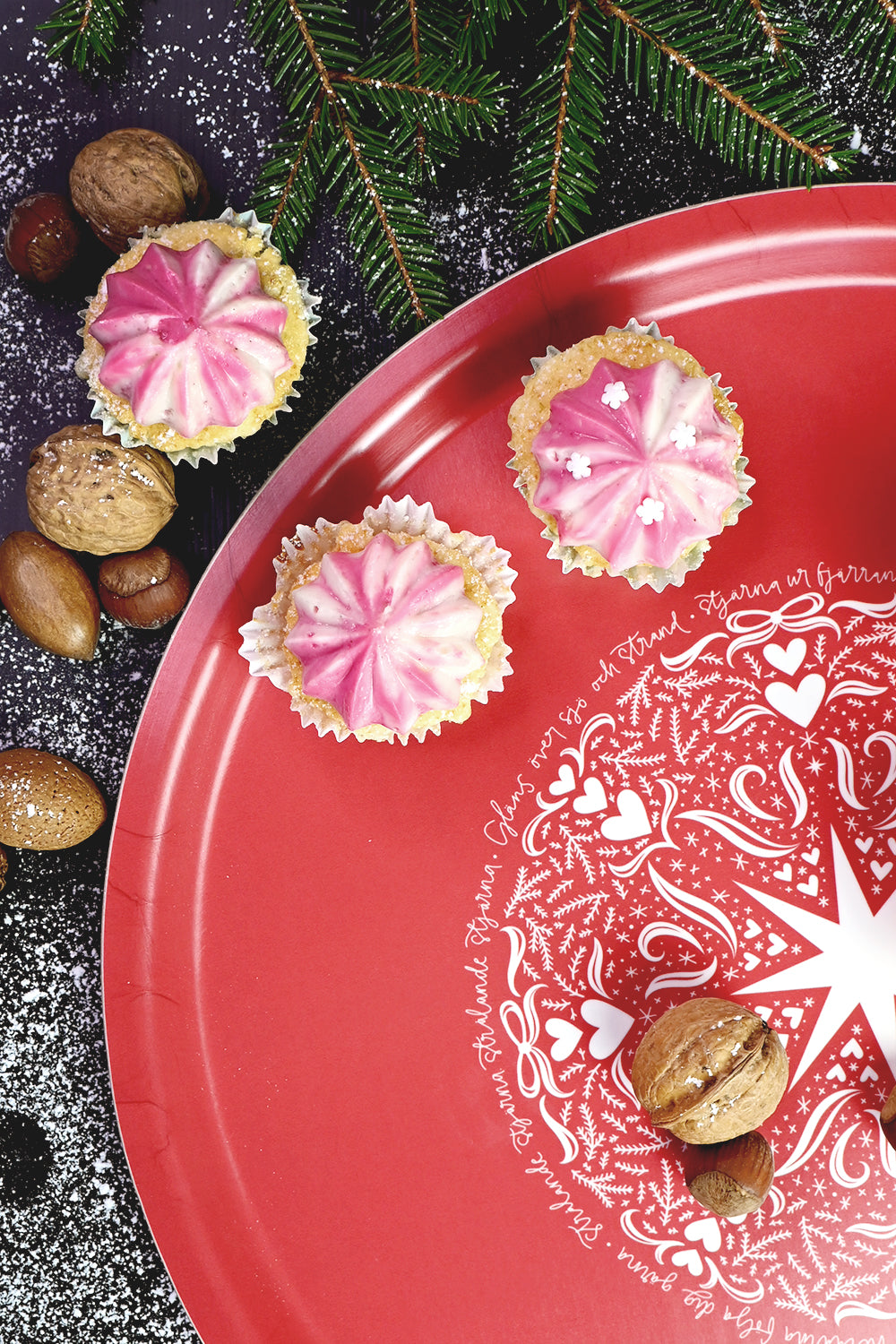 Julig bricka: Gläns över sjö och strand