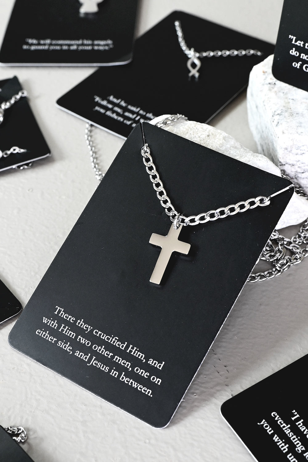 Halsband med grövre kedja: Kors