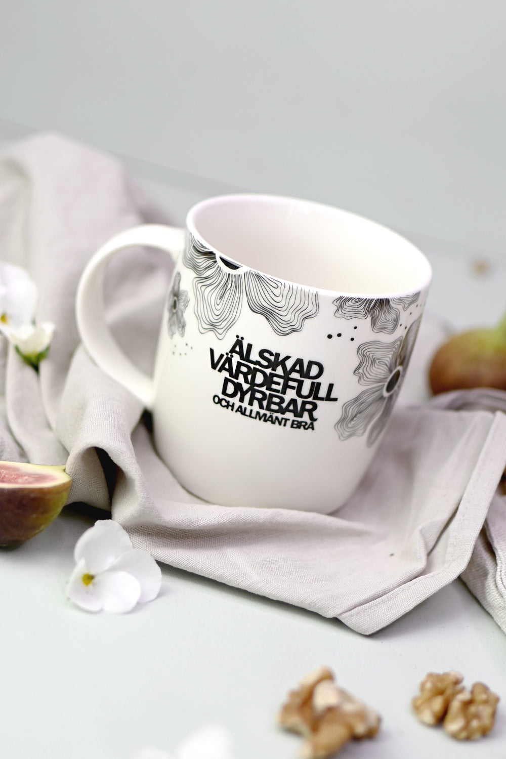 Mugg med blommor: Älskad, värdefull, dyrbar