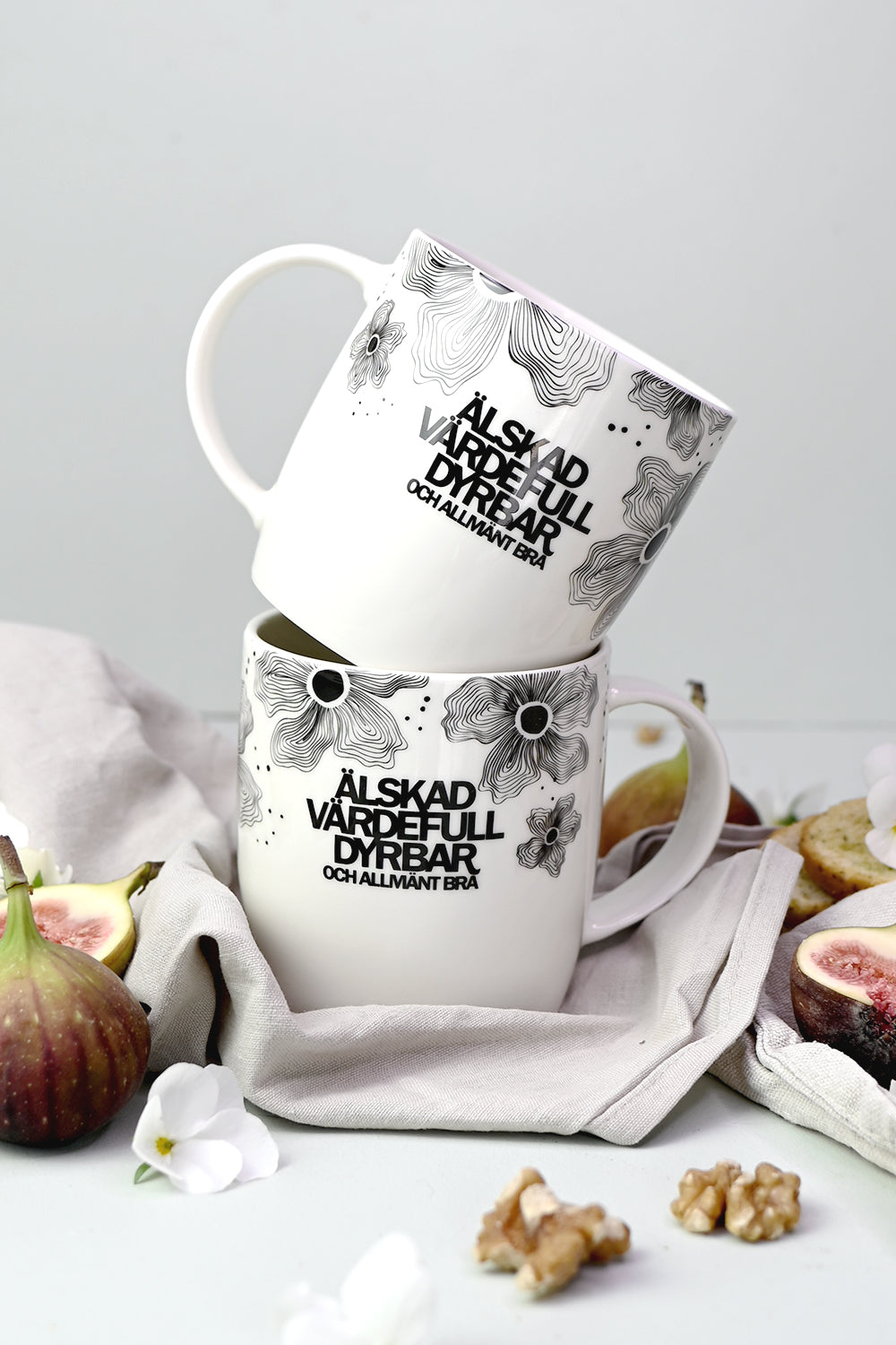 Mugg med blommor: Älskad, värdefull, dyrbar