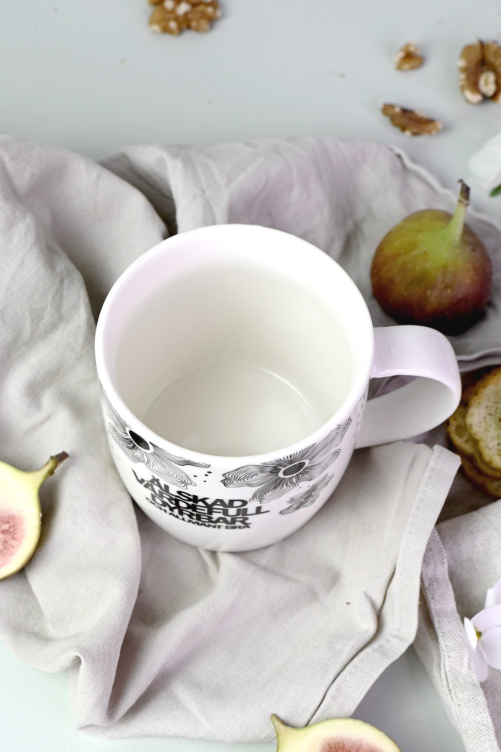 Mugg med blommor: Älskad, värdefull, dyrbar