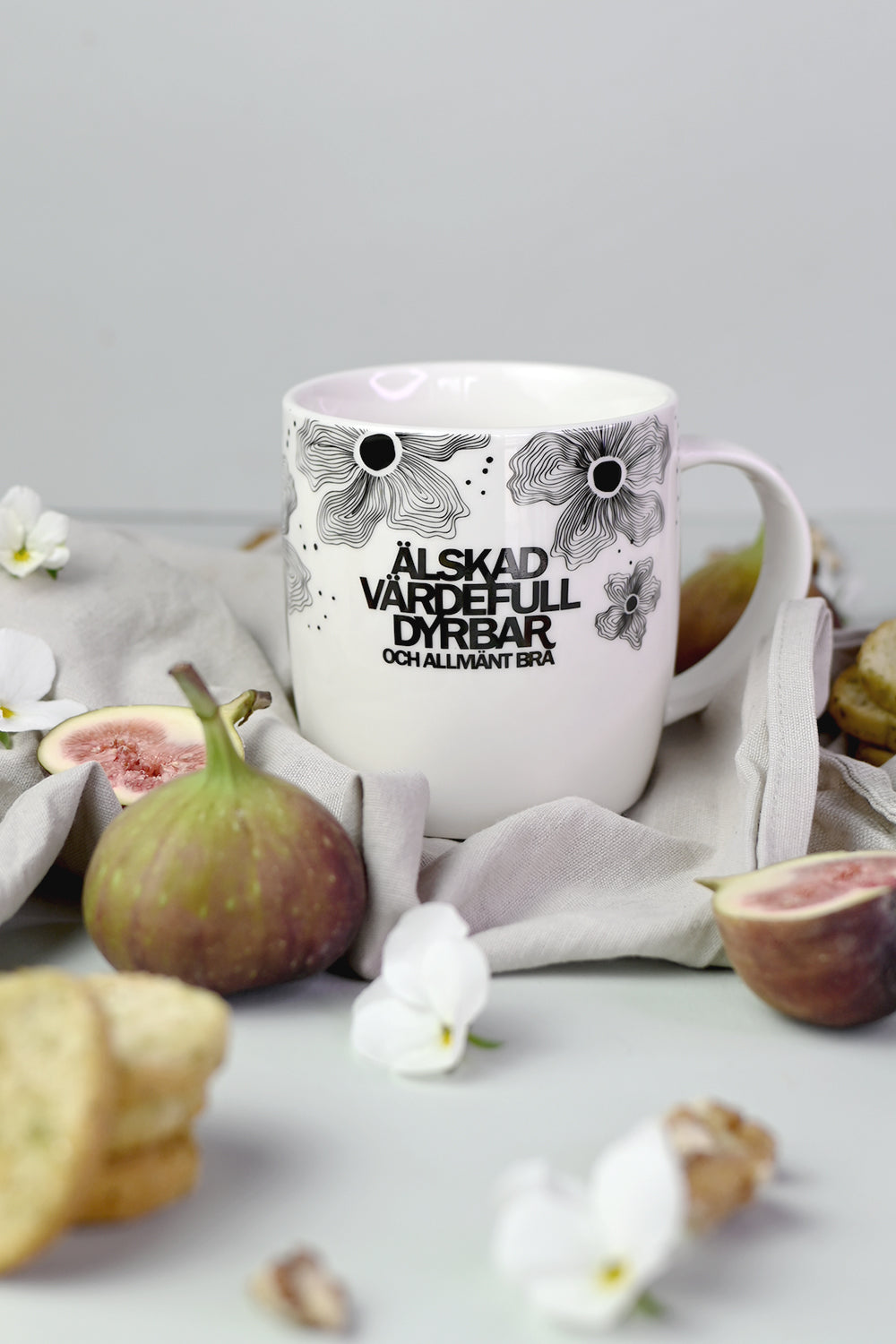 Mugg med blommor: Älskad, värdefull, dyrbar