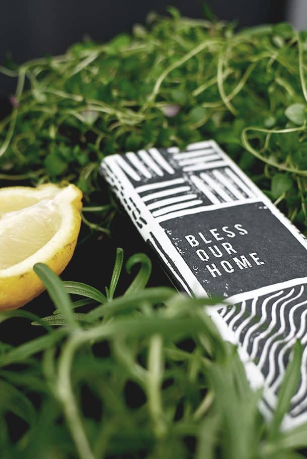 Vit servett med grått tryck: Bless our Home