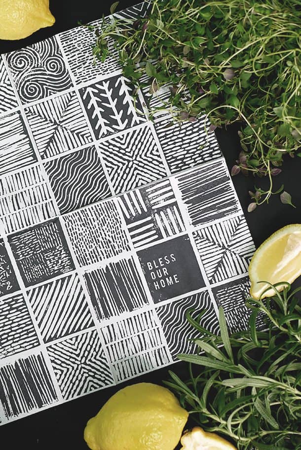 Vit servett med grått tryck: Bless our Home