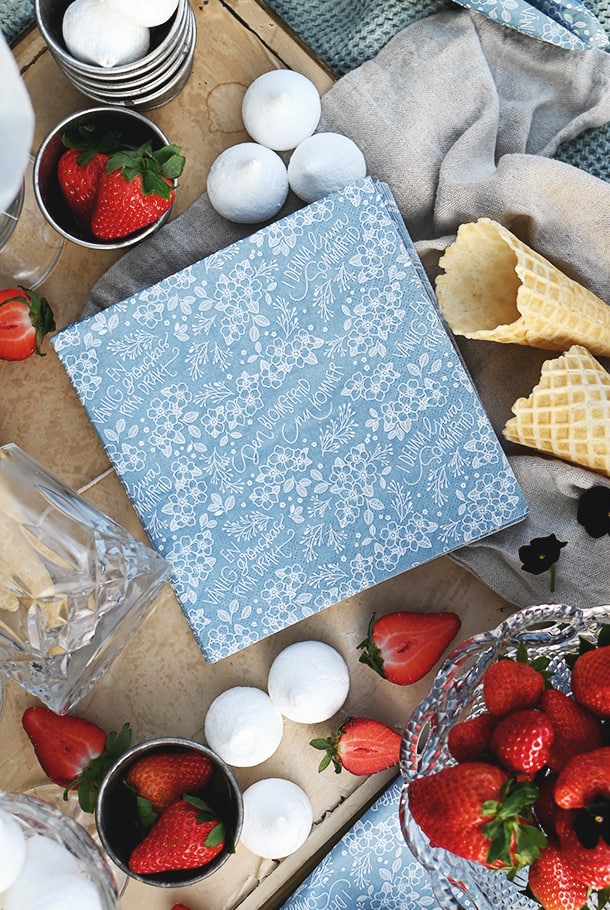 Ljusblå servett: Den blomstertid nu kommer