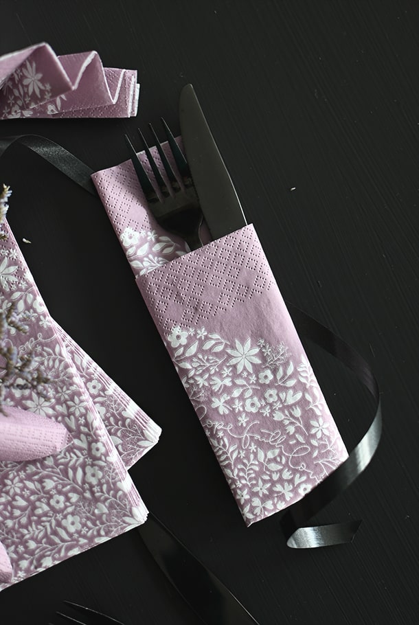 Vacker syrenlila servett: Faith, hope, love