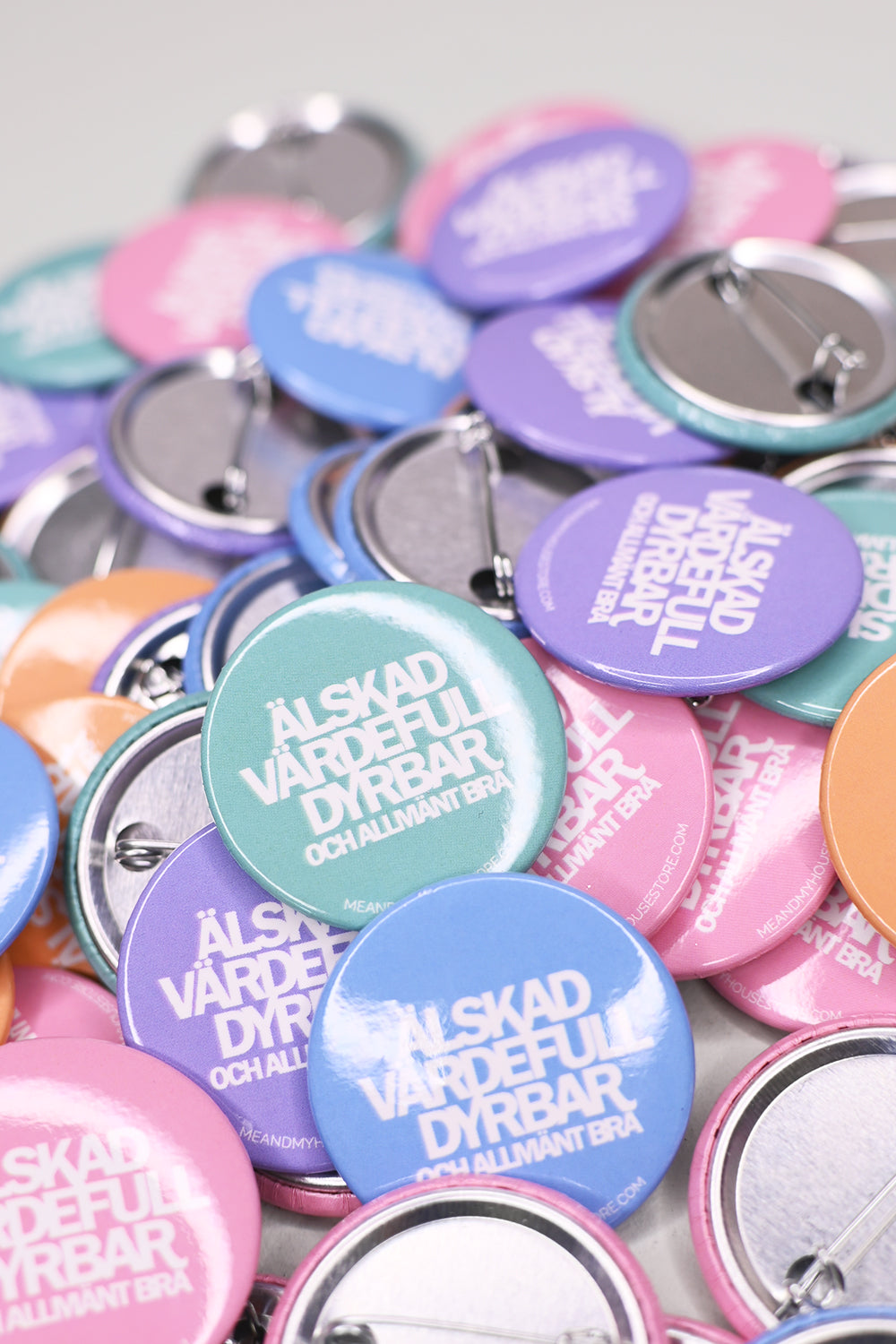 Knappar i storpack: Älskad, värdefull, dyrbar (nya färger)
