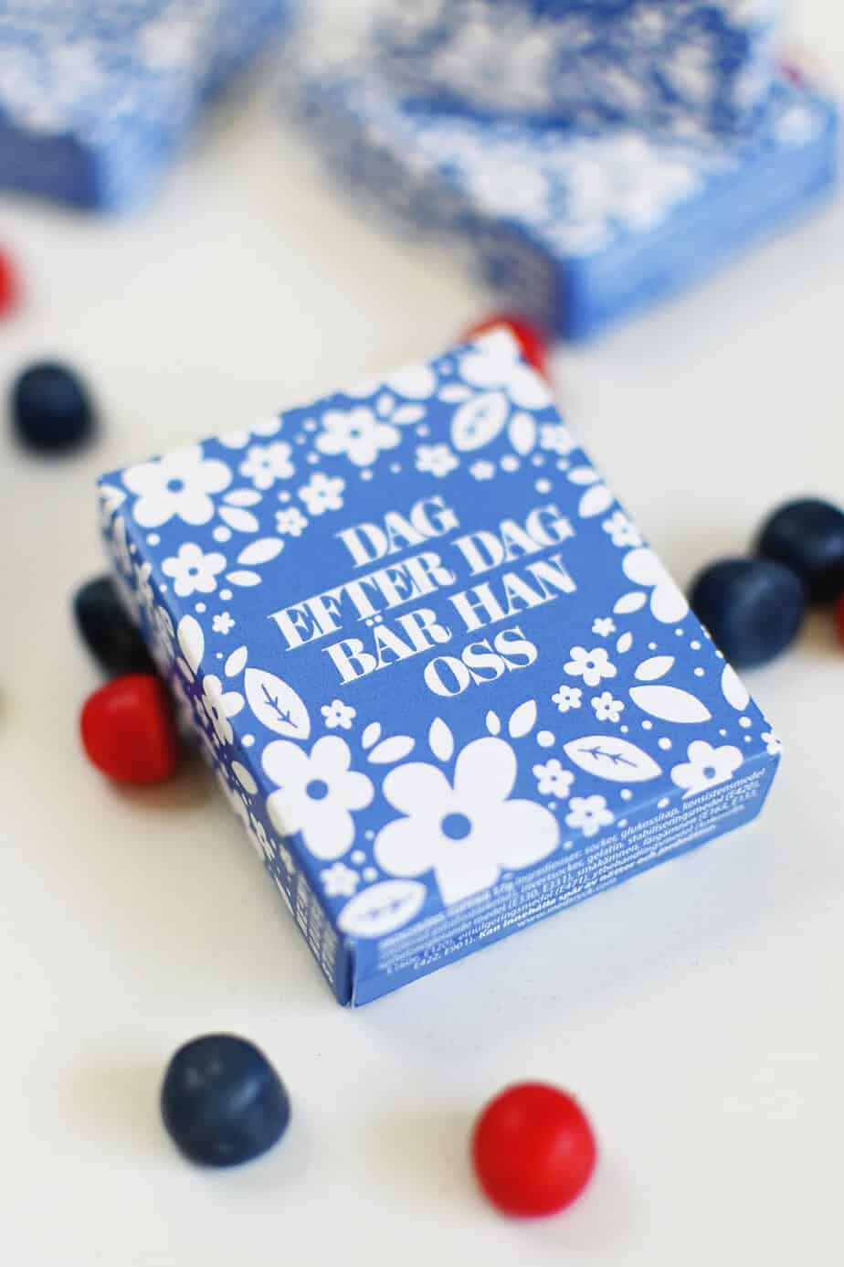 Tablettask med blå blommor: Dag efter dag bär Han oss