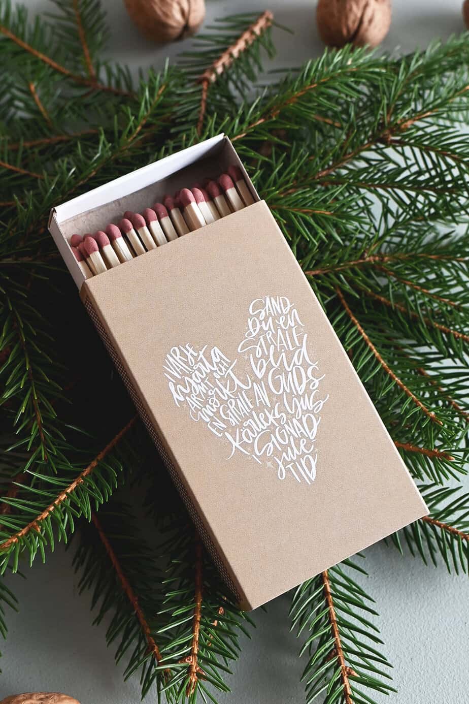 Stor tändsticksask: I varje hjärta armt och mörkt