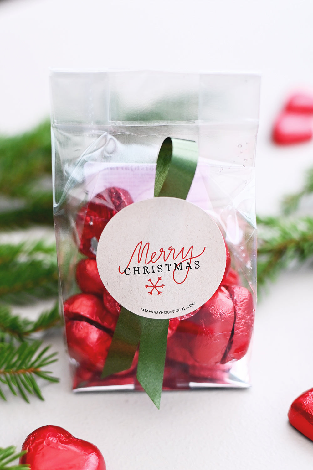 Röda hasselnötshjärtan med grönt band: Merry Christmas