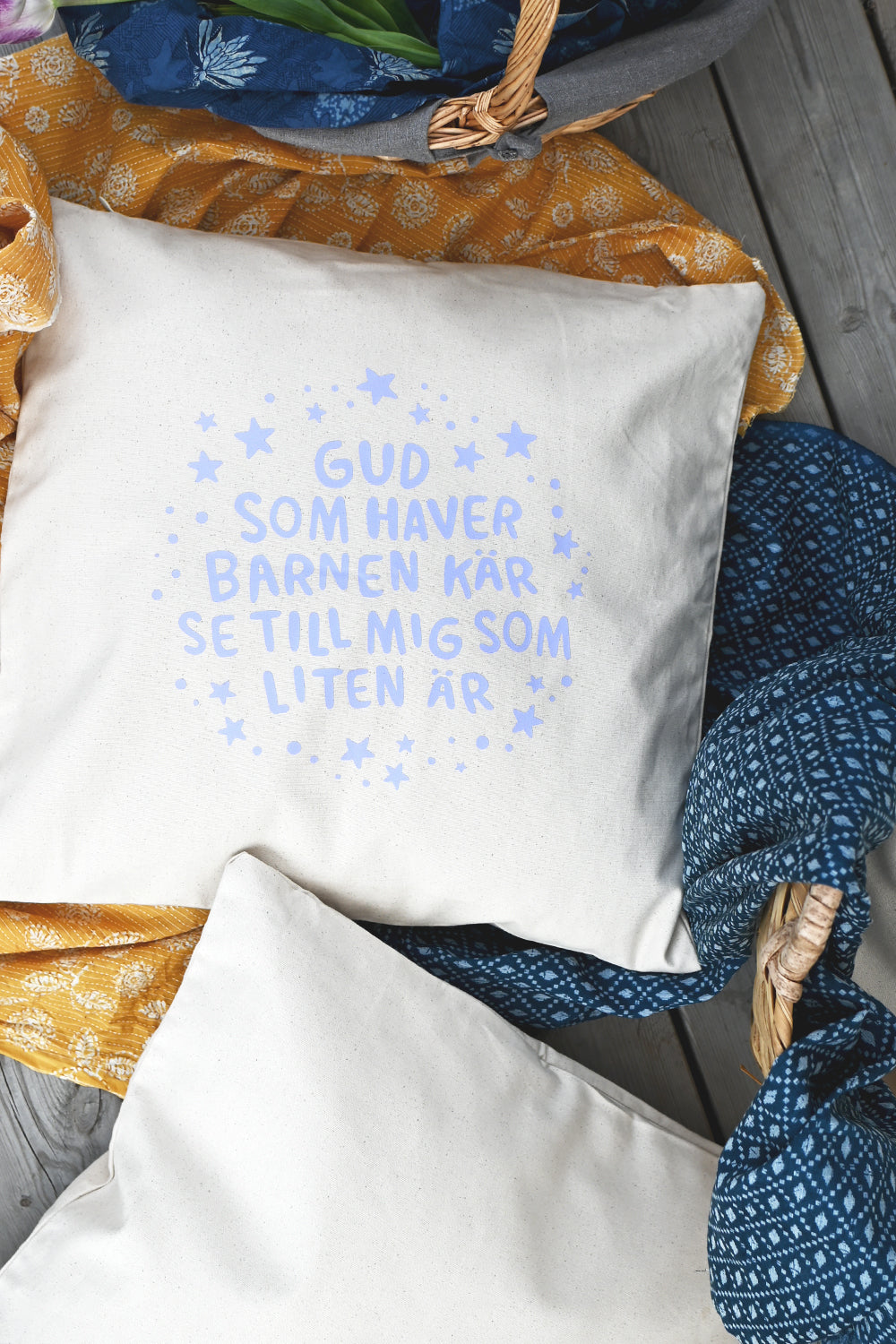 Kuddfodral sytt genom hjälpprojekt i Indien: Gud som haver
