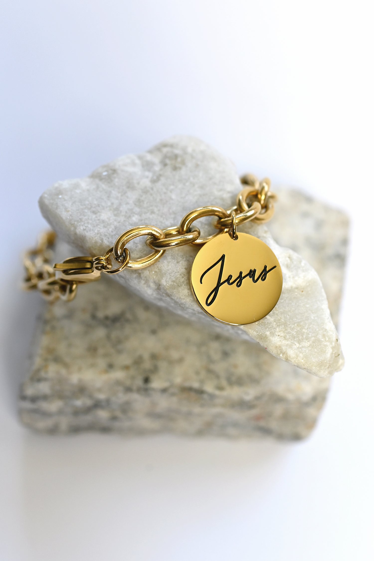Guldfärgat armband: Jesus
