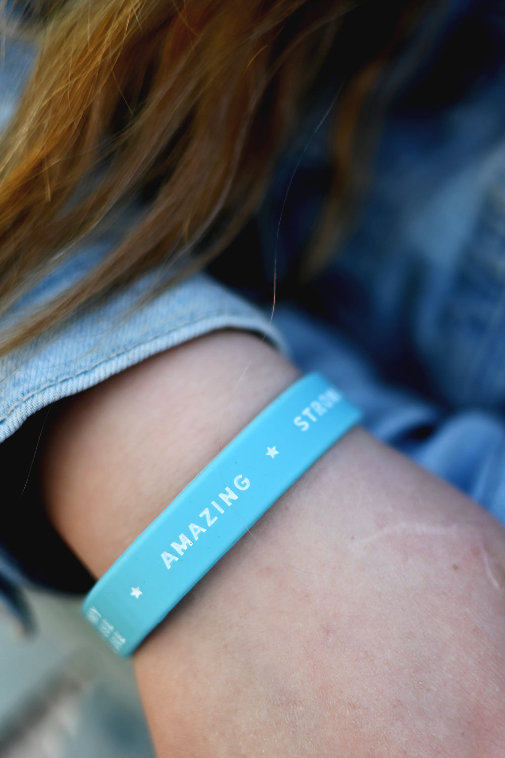Silikonarmband: Amazing, strong & courageous, blessed (barnstorlek)