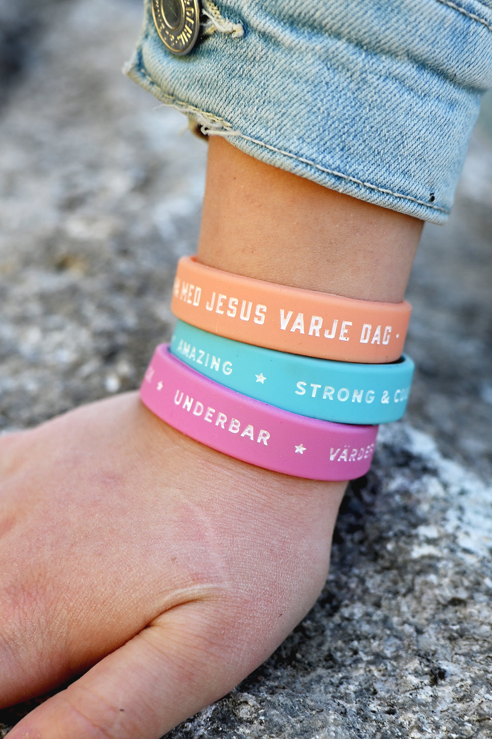 Snygga silikonarmband för barn i glada färger med kanonbra budskap