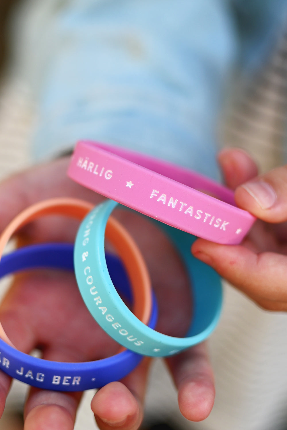 Silikonarmband: Härlig, fantastisk, underbar, värdefull (barnstorlek)