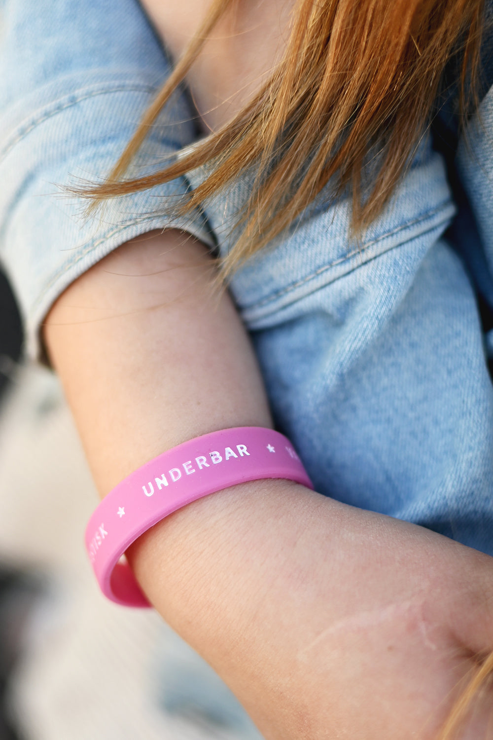 Silikonarmband: Härlig, fantastisk, underbar, värdefull (barnstorlek)