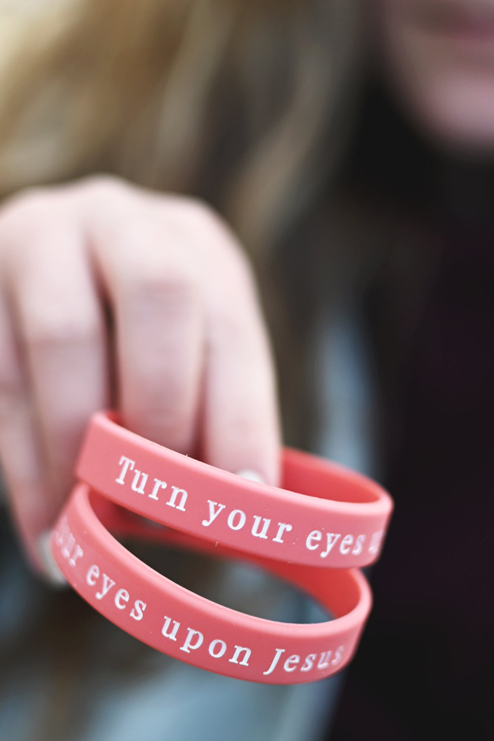 Silikonarmband i tonårsstorlek: Turn your eyes upon Jesus