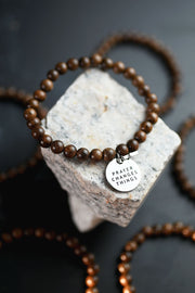 Armband av träpärlor: Prayer changes things