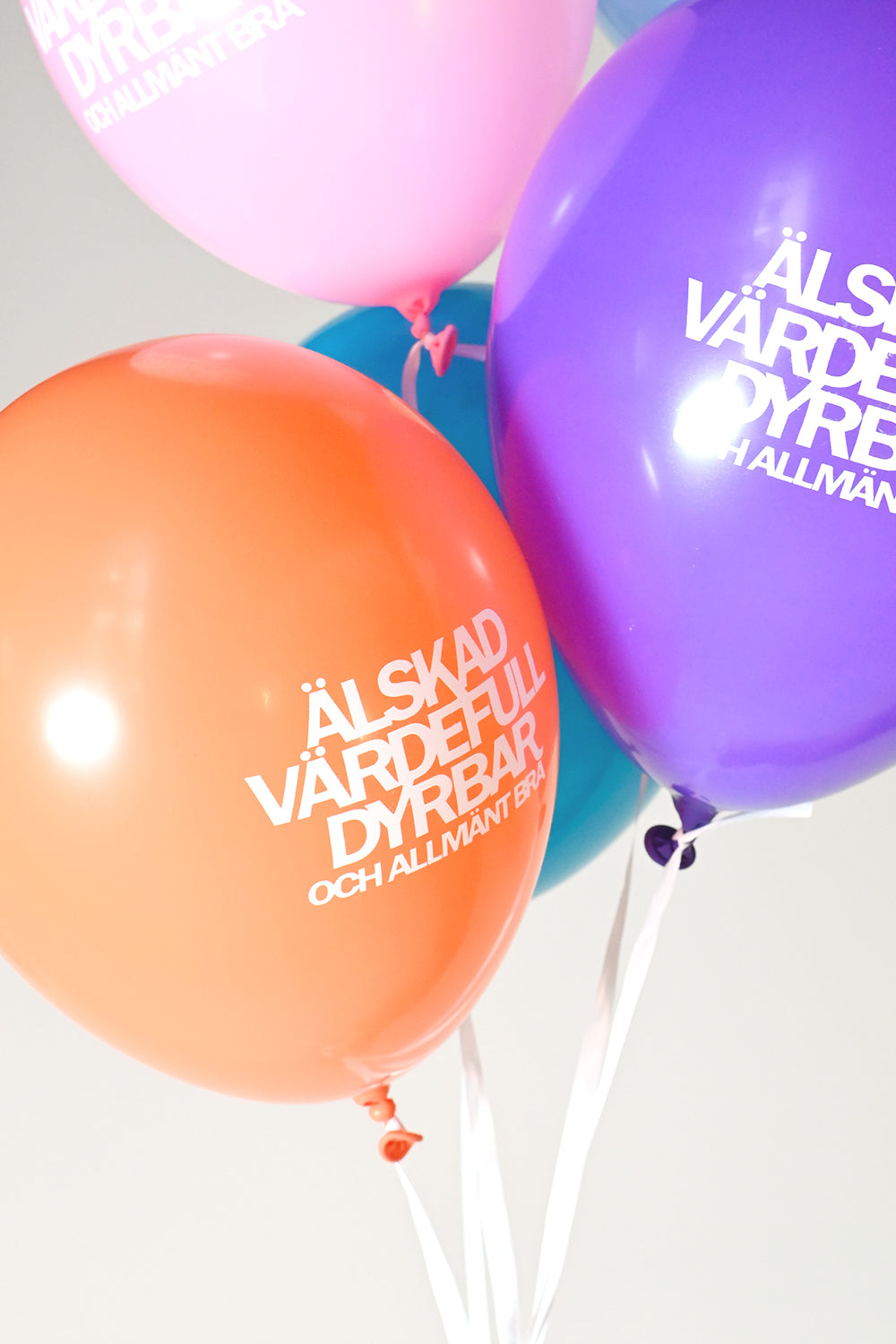 Ballonger i blått, rosa, lila, orange och jade