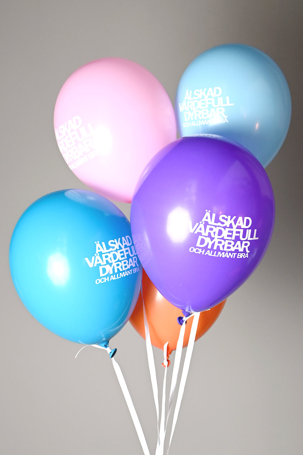 Ballonger i blått, rosa, lila, orange och jade