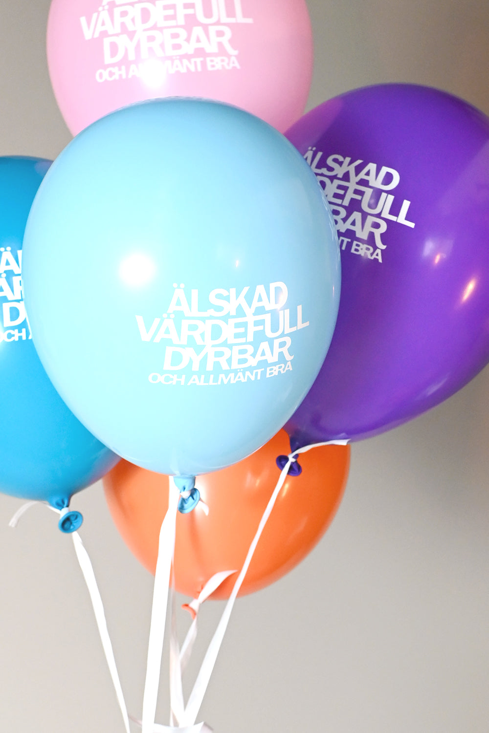 Ballonger i blått, rosa, lila, orange och jade