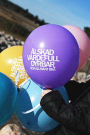 Ballonger i blått, rosa, lila, orange och jade