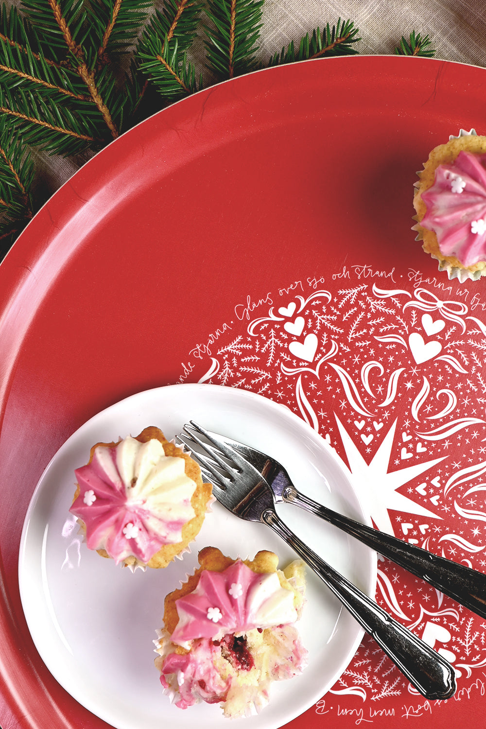 Julig bricka: Gläns över sjö och strand