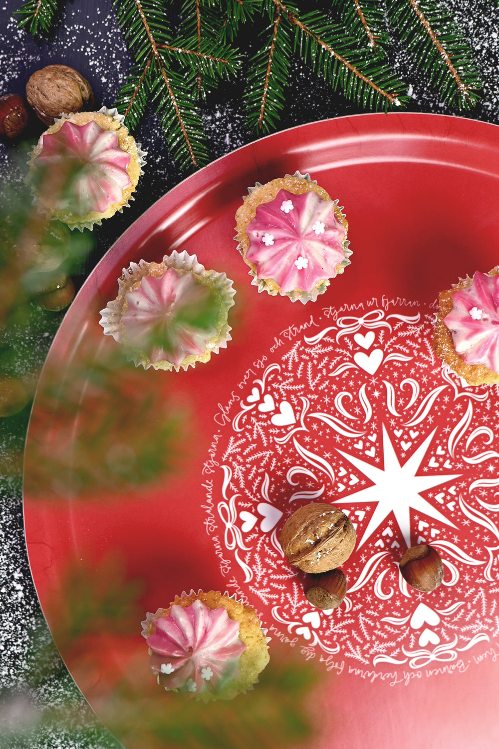 Julig bricka: Gläns över sjö och strand