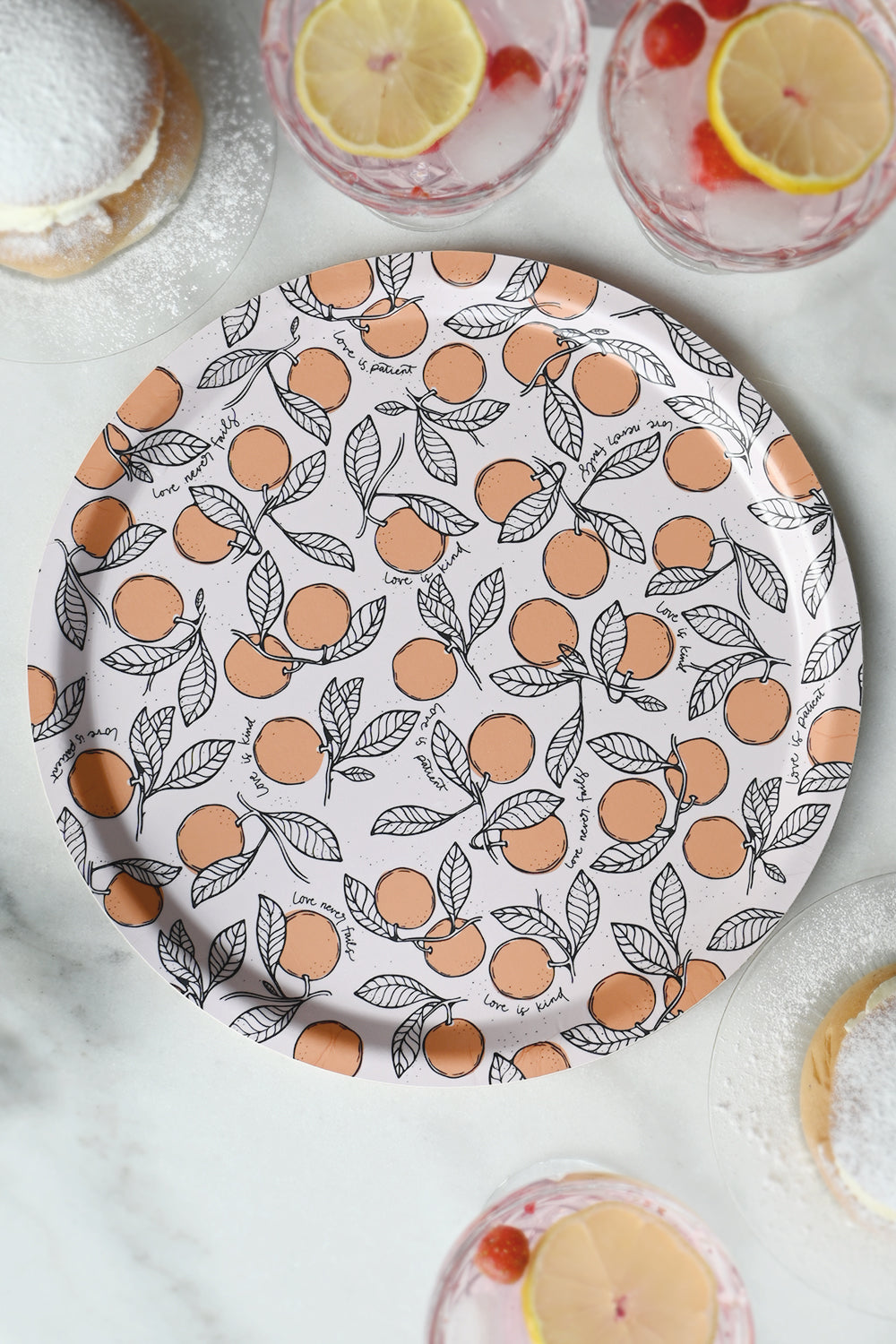 Rund bricka med apelsiner: Love is kind
