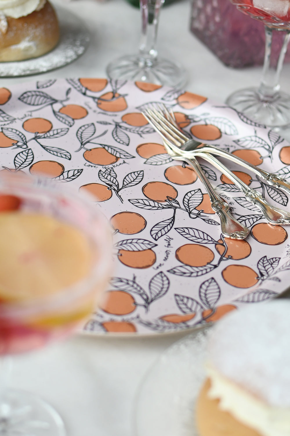 Rund bricka med apelsiner: Love is kind