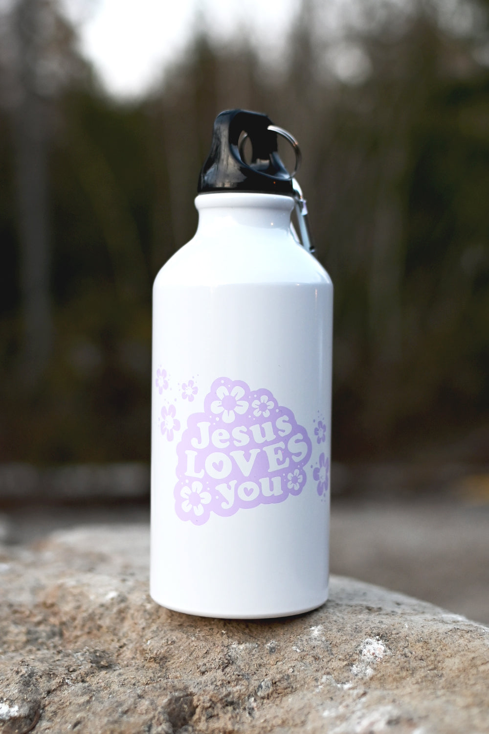 Flaska i vitt med lila tryck: Jesus loves you