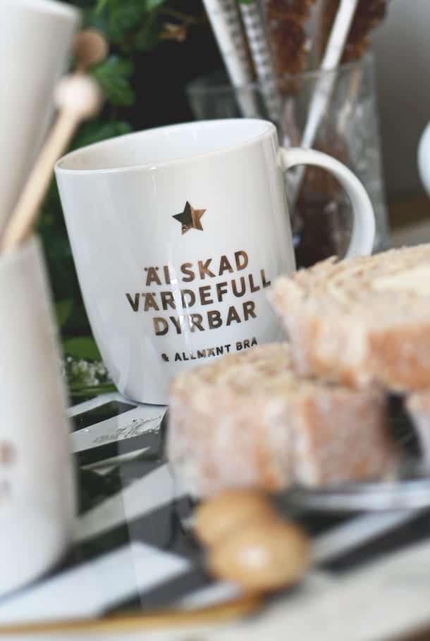 Mugg med guldtryck: Älskad, värdefull, dyrbar
