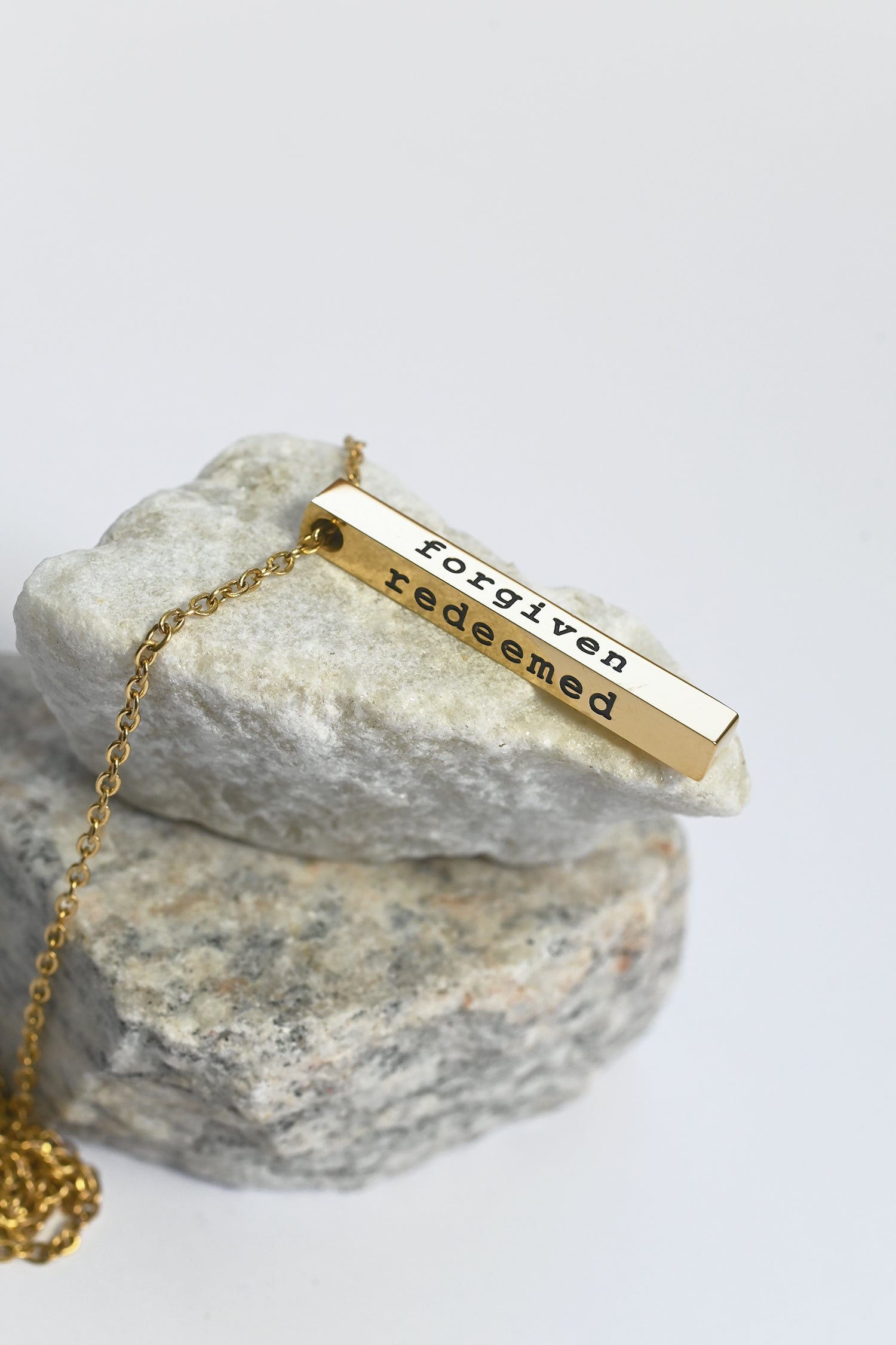 Guldfärgat halsband med stav: Forgiven