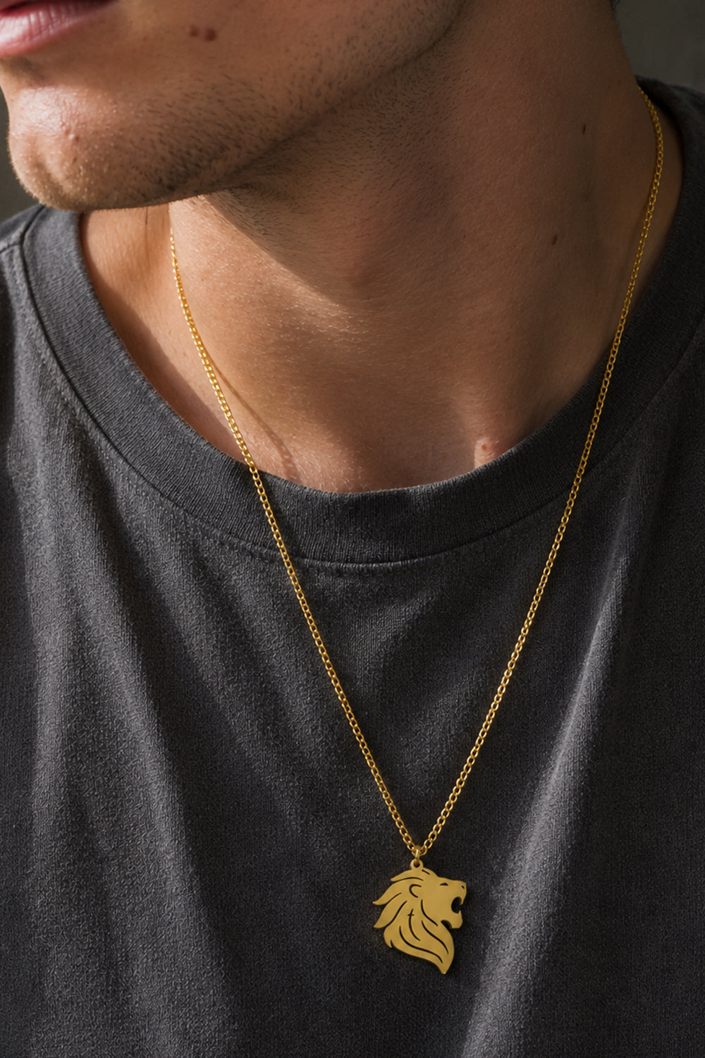 Guldfärgat halsband med grövre kedja: Lion