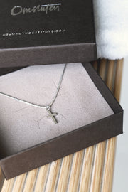 Halsband i silver: Litet kors