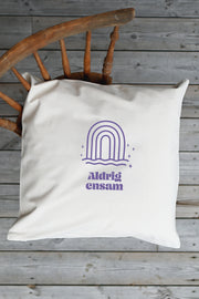 Kuddfodral med regnbåge: Aldrig ensam