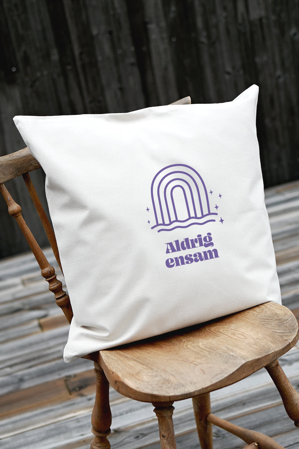 Kuddfodral med regnbåge: Aldrig ensam