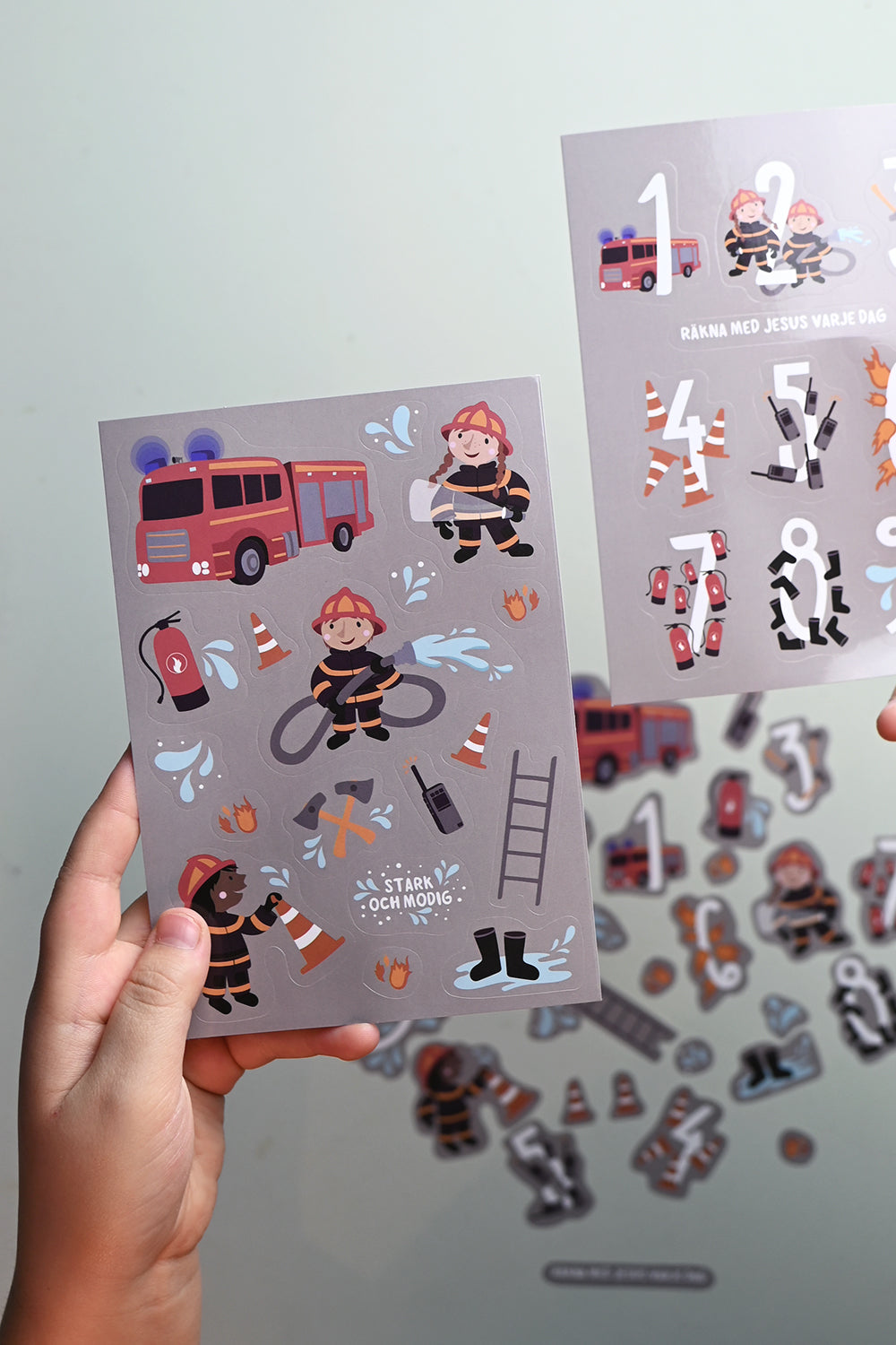 Klistermärkesark med brandtema: Räkna med Jesus varje dag