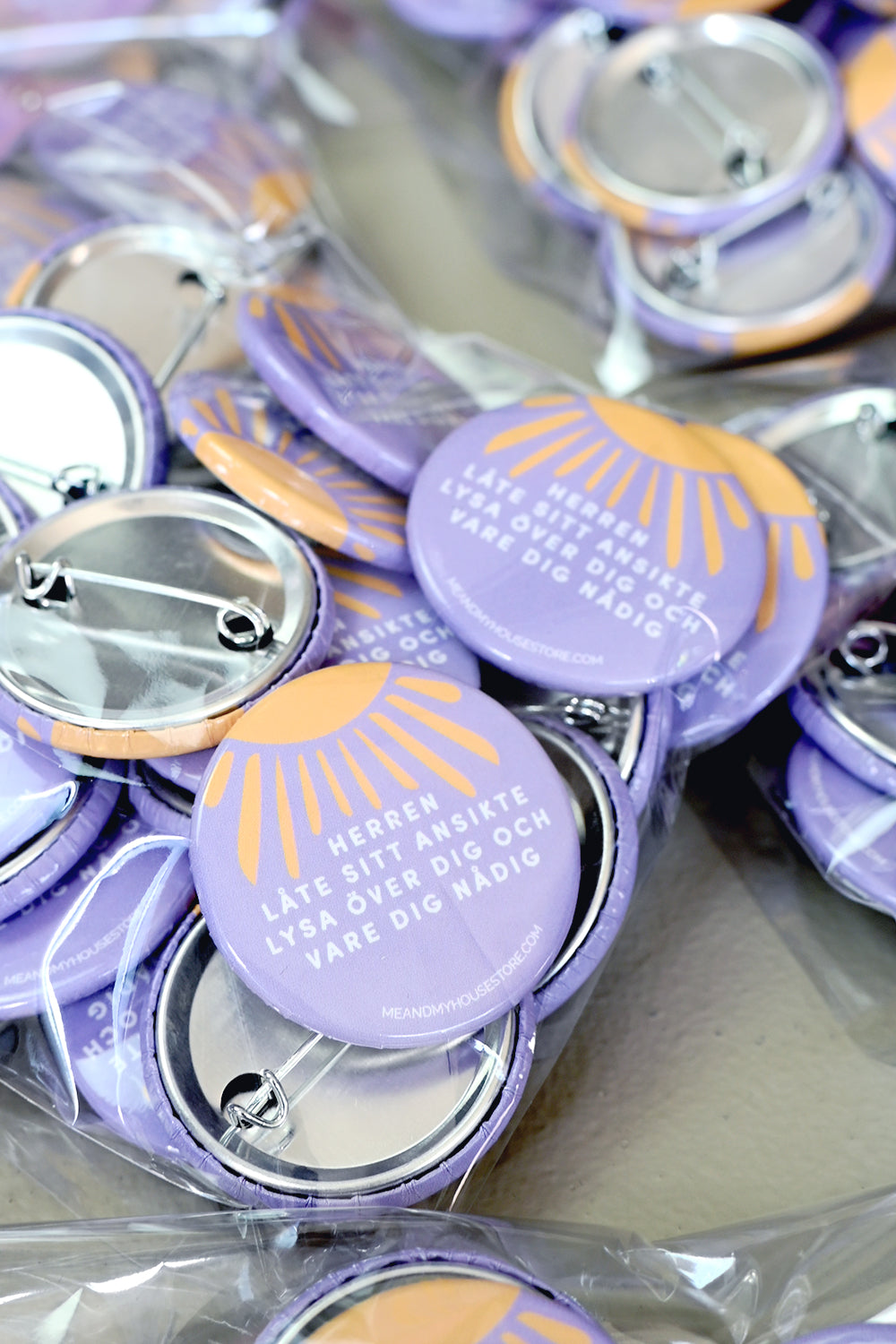 Knappar: Herren låte sitt ansikte lysa över dig och vare dig nådig