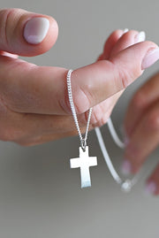 Handtillverkat silversmycke: Platt kors