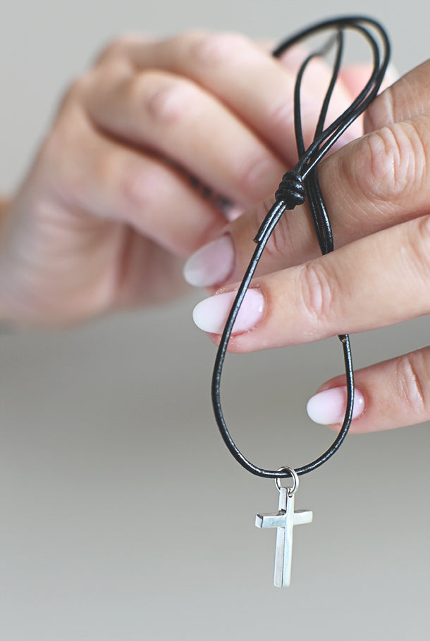 Handtillverkat silversmycke: Kors på läderrem