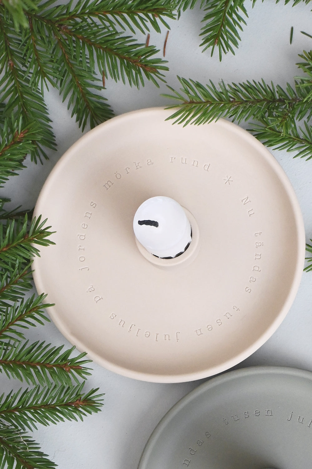 Beige ljusstake: Nu tändas tusen juleljus