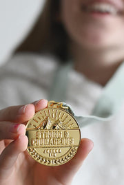 Medalj på mjukt grönt band: Strong & Courageous