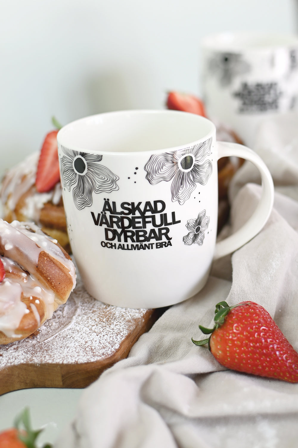 Mugg med blommor: Älskad, värdefull, dyrbar