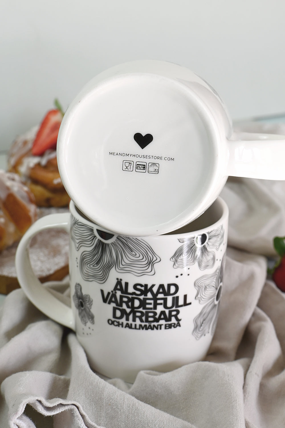 Mugg med blommor: Älskad, värdefull, dyrbar