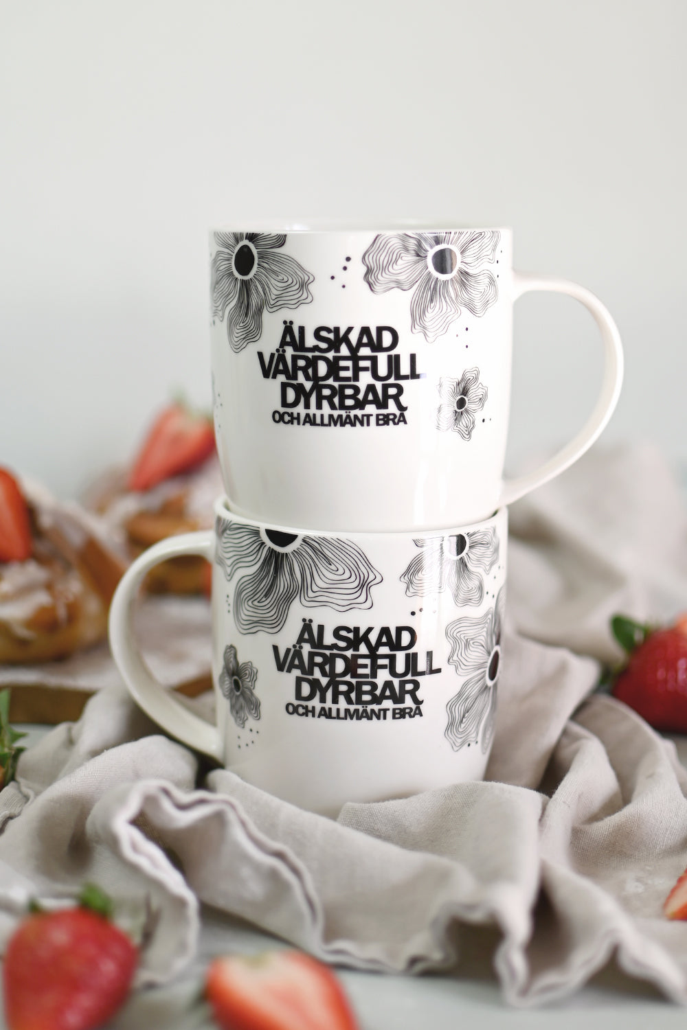 Mugg med blommor: Älskad, värdefull, dyrbar