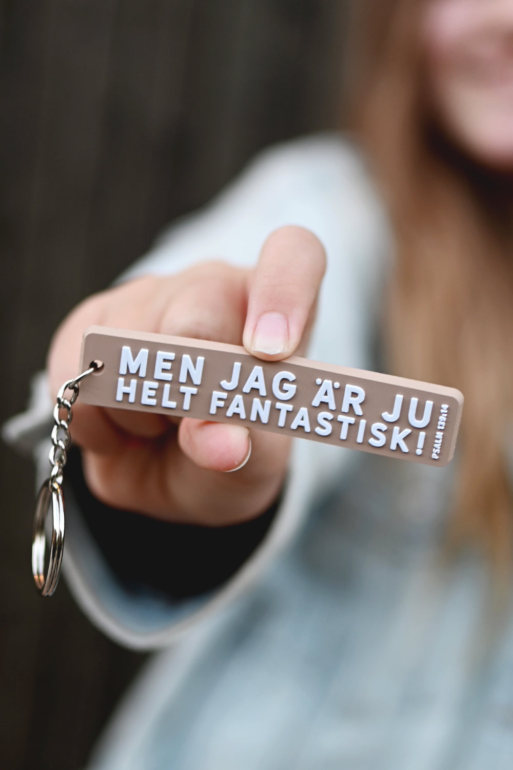 Nyckelring i silikon: Men jag är ju helt fantastisk! (guldbrun)