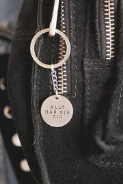 Nyckelring med runt hänge: Allt har sin tid